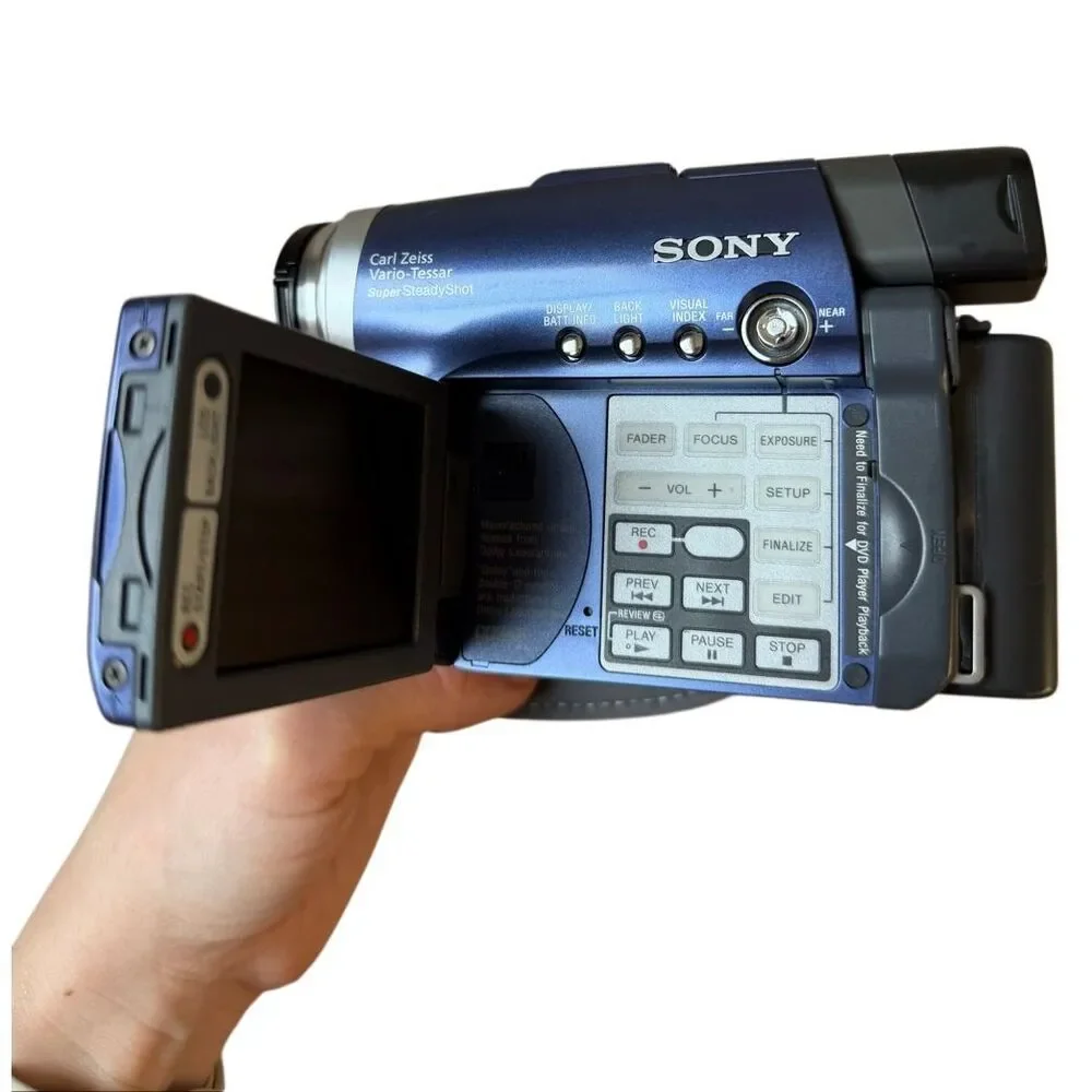 Sony Handycam DCR-DVD101 Camcorder Vintage CD No cables no battery charger‎